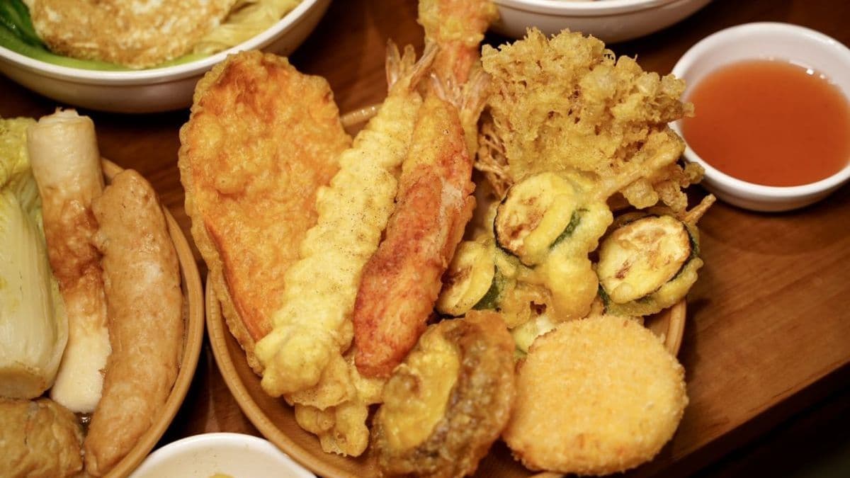 餐檯上有各式各樣的現炸天婦羅，想吃什麼自己夾，再和主餐一起結帳即可。（圖片來源：阿華田的美食日記）
