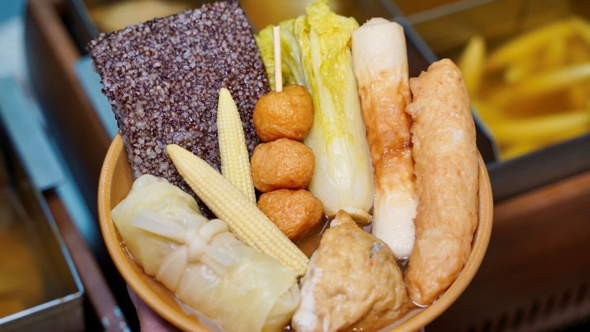 冬天時還有熱呼呼的關東煮，步入夏天則改為滷味黑白切。（圖片來源：阿華田的美食日記）