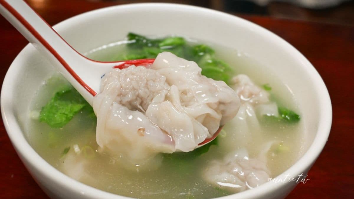 「餛飩湯」加入很多蔬菜，餛飩口感滑嫩，肉餡新鮮。（圖片來源：水晶安蹄不務正業過生活）