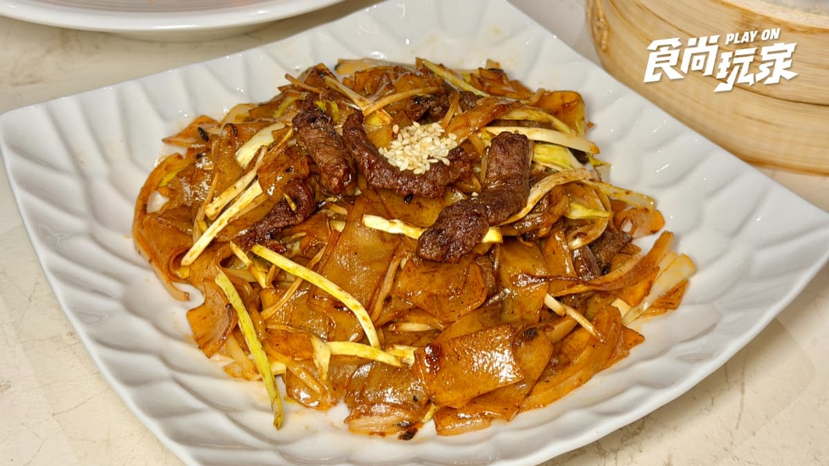 「乾炒牛河」（288元）牛肉滑嫩，河粉Q彈且均勻上色，香氣撲鼻，鑊氣十足。