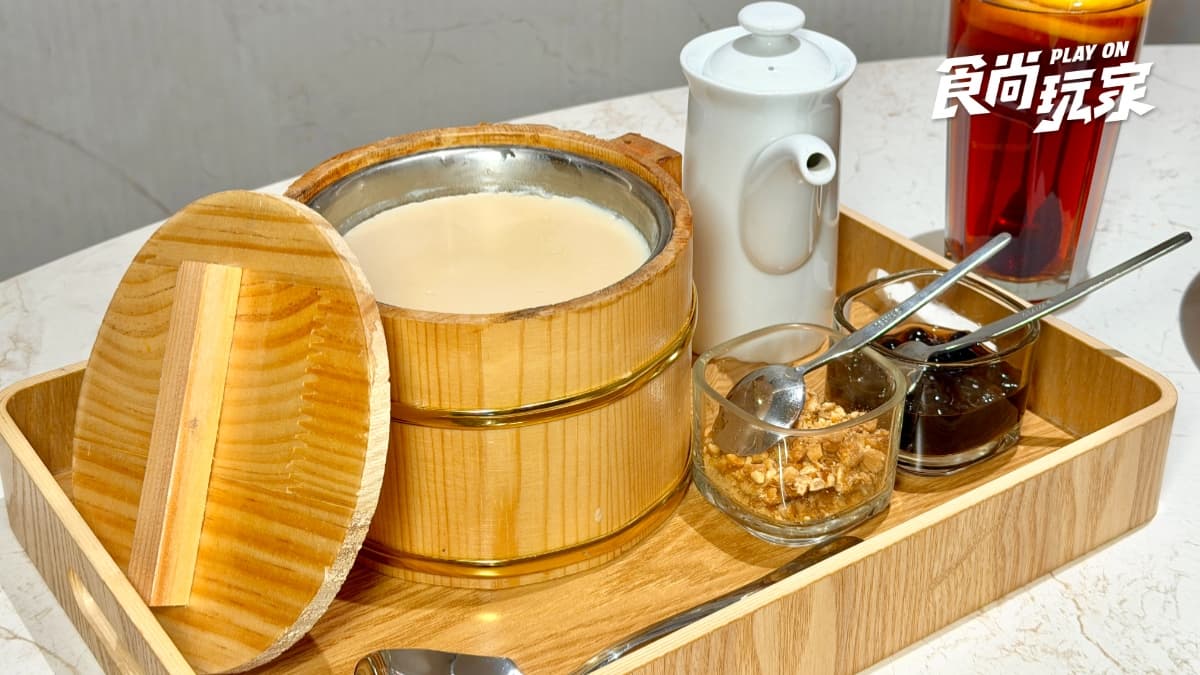 大推「手沖木桶豆花」，豆花綿密搭配糖水甜而不膩，還能DIY加入配料。
