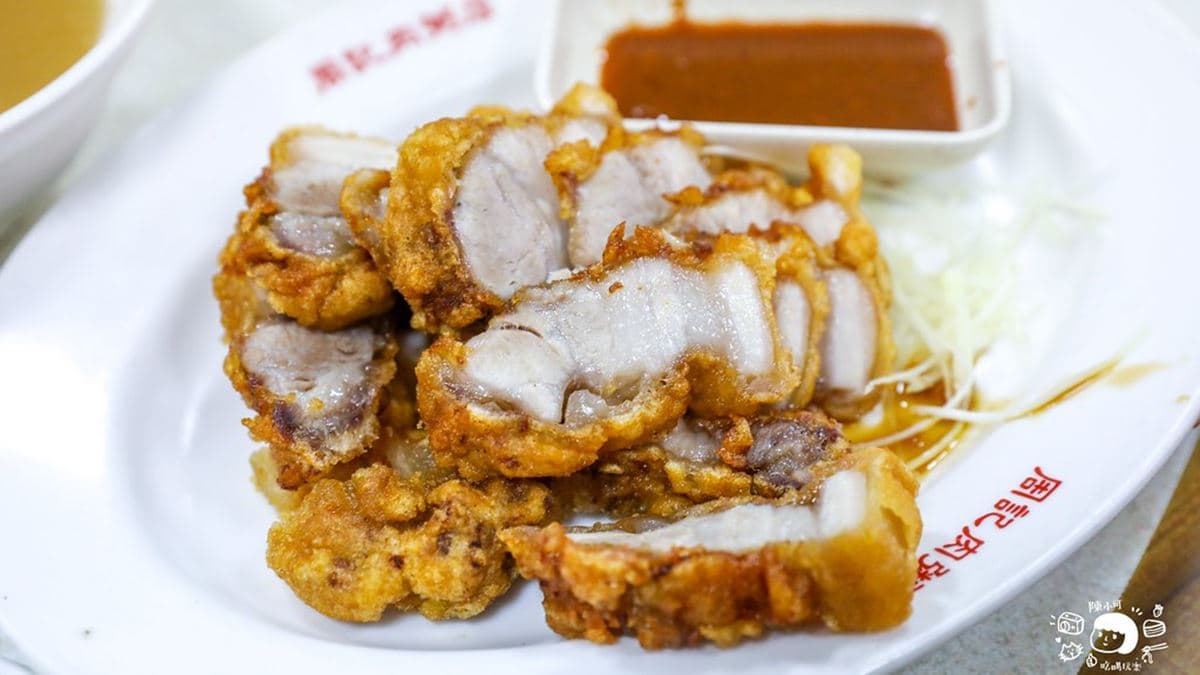 「紅燒肉」外層麵衣酥炸厚實，肥瘦肉比例恰好。（圖片來源：陳小可的吃喝玩樂）