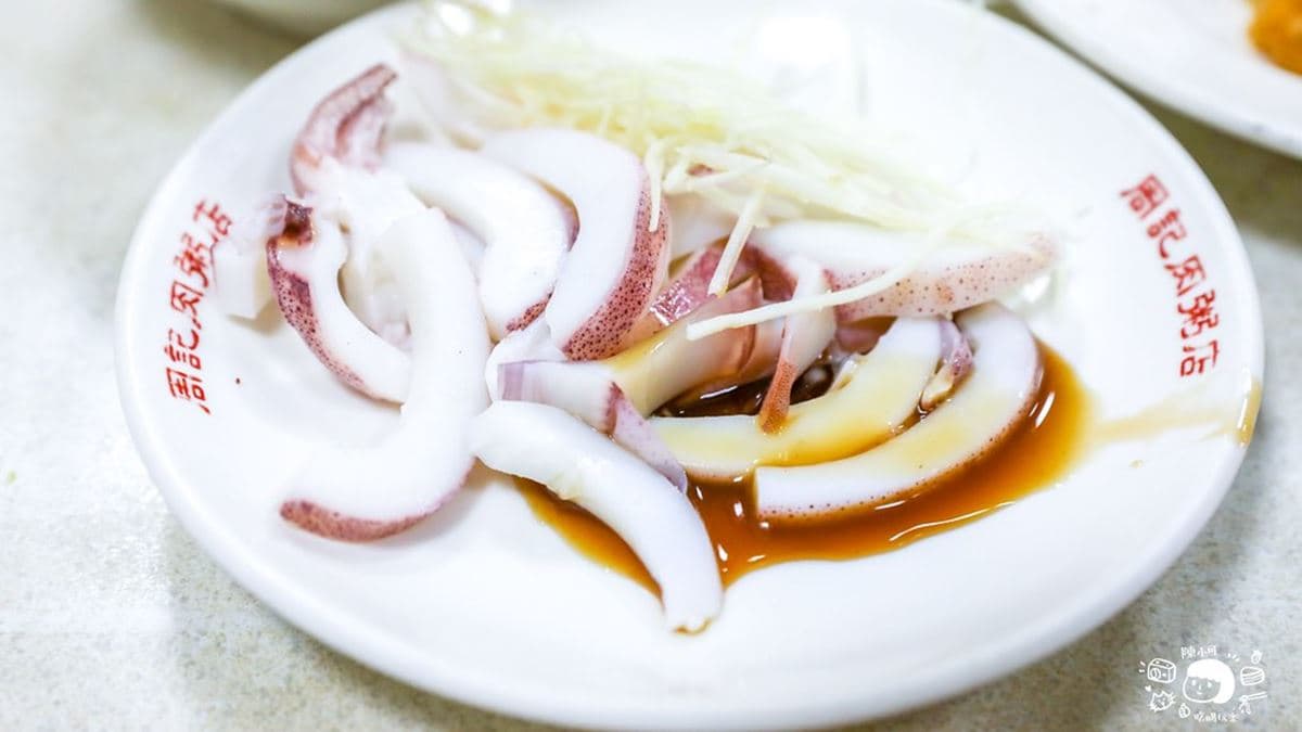 「花枝」加點醬油、薑絲和芥末，口感Q彈。（圖片來源：陳小可的吃喝玩樂）