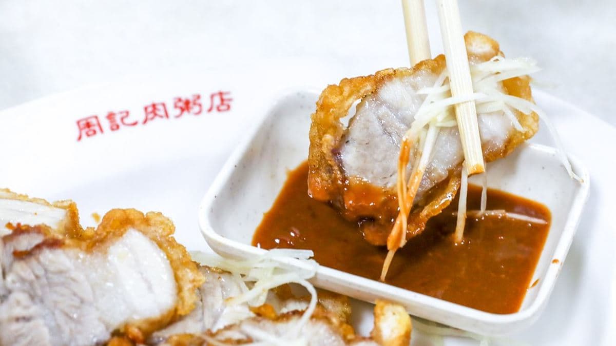 「紅燒肉」切得大塊又厚，搭配薑絲和沾醬，非常過癮。（圖片來源：陳小可的吃喝玩樂）