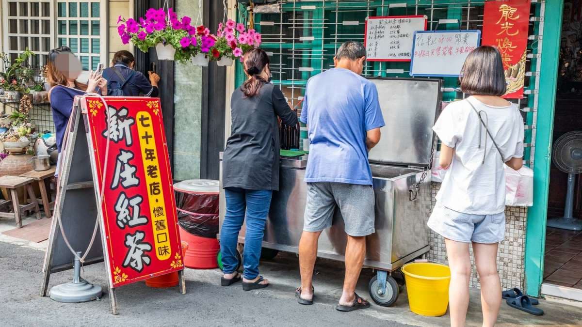 「嘉義新庄紅茶」是嘉義在地70年古早味老攤。（圖片來源：大手牽小手。玩樂趣）