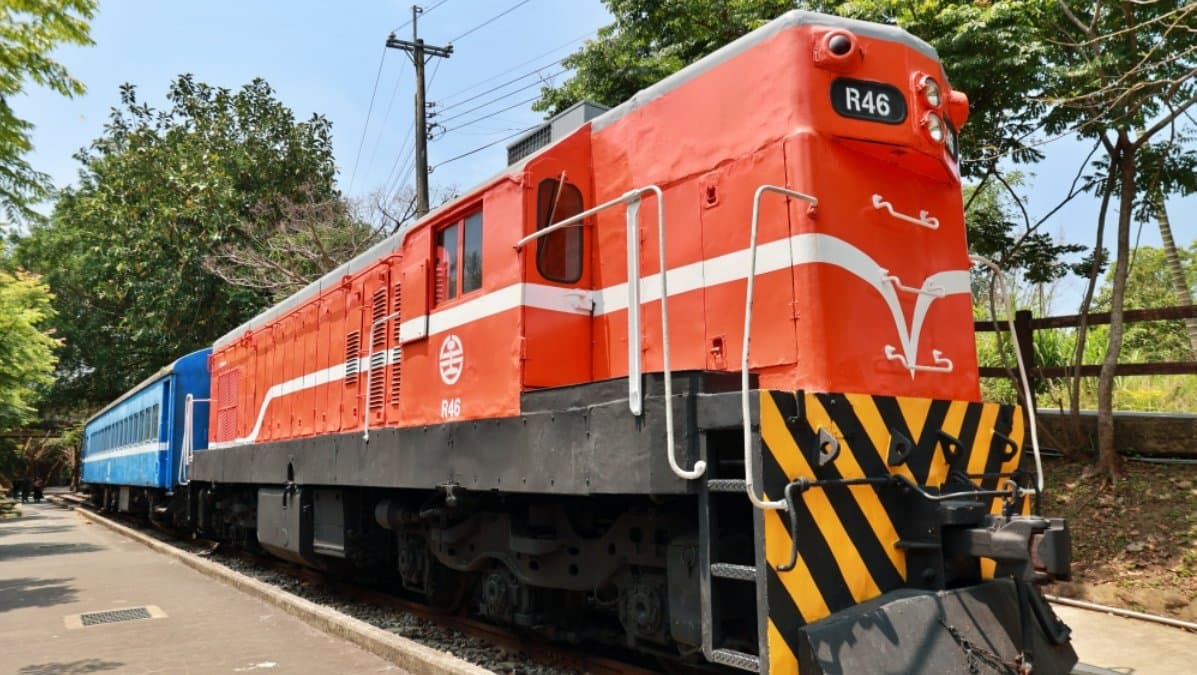 前往隧道途中，竟然有50年代的火車頭可以拍照。（圖片來源：Kiwi樂活食旅）