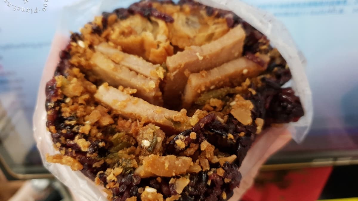 飯糰最大亮點就是「大＋滿＋重」，整顆飯糰體積接近手掌大小。（圖片來源：米寶麻幸福滿載）