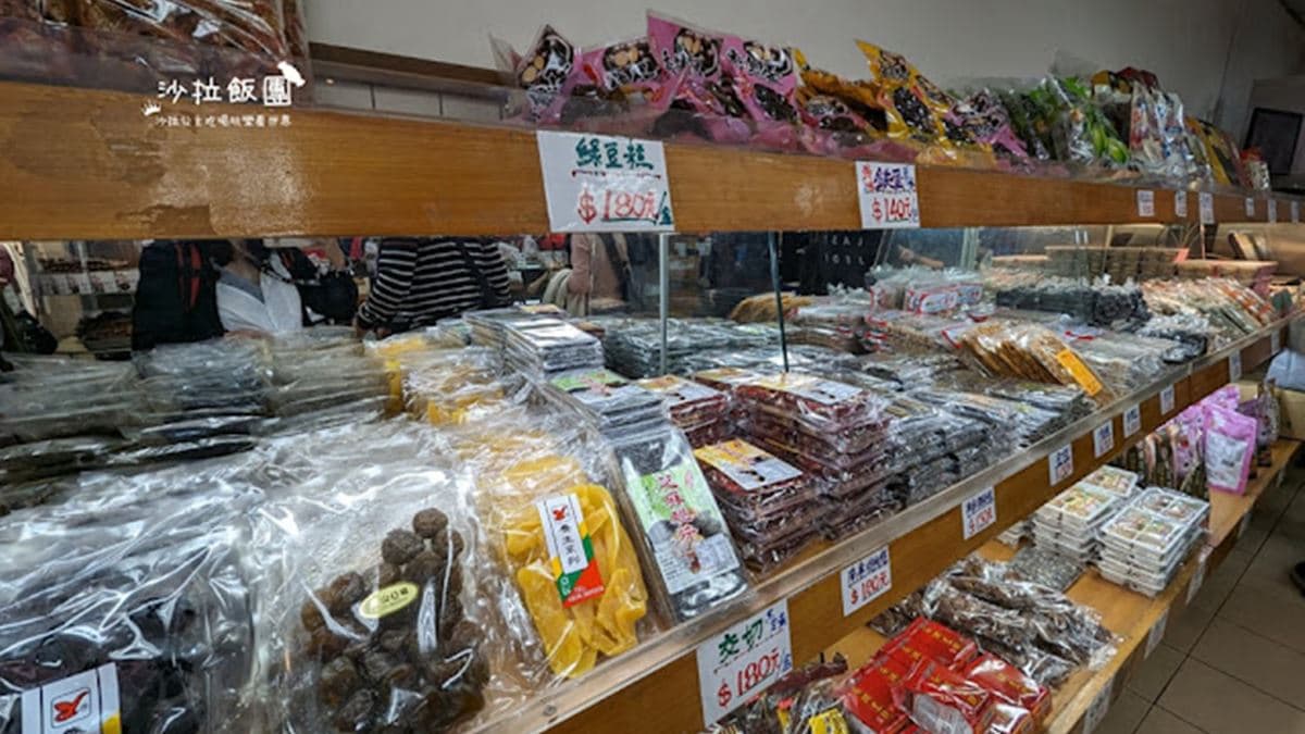 除了賣滷味還有賣一些糕餅、蜜餞等。（圖片來源：沙拉公主吃喝玩樂看世界）