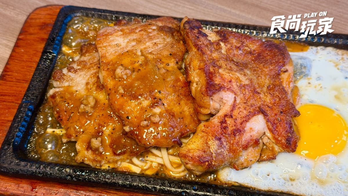 肉肉控推薦「迷迭香雞腿排＋豬排」，雞腿排軟嫩多汁，雙倍分量超過癮。