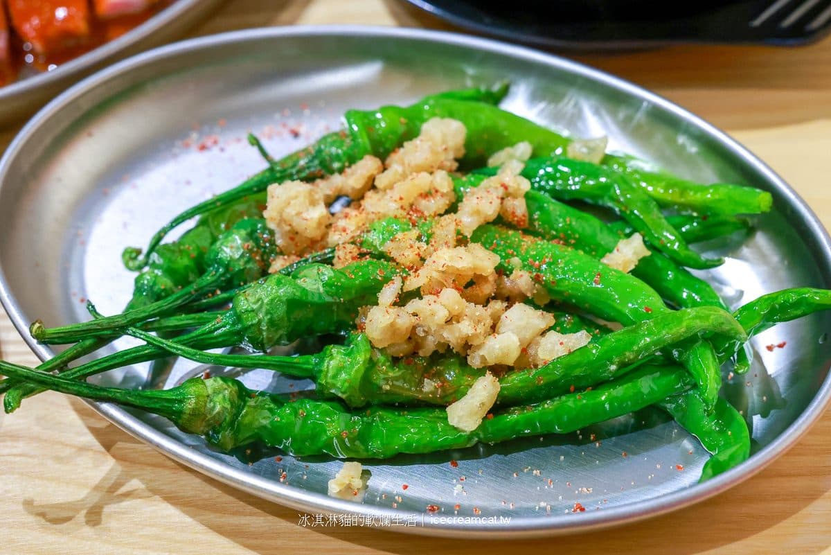 280元起就能吃！4.7星高CP值韓式燒肉，生醃章魚、泡菜７種小菜無限夾