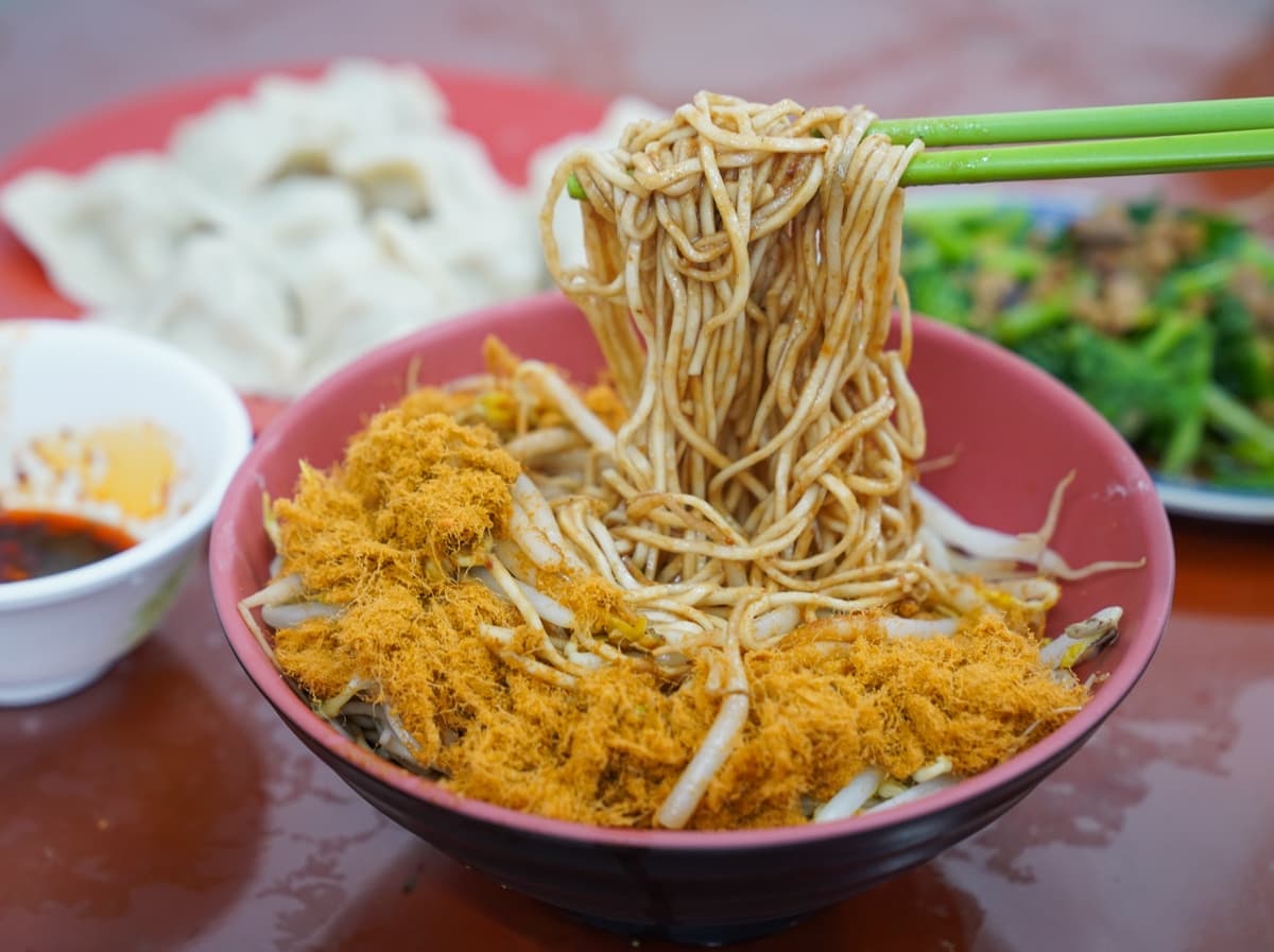 第一次吃到麻醬麵配肉鬆！高雄果貿50年老店這一味超特別，老饕加推靈魂炒飯