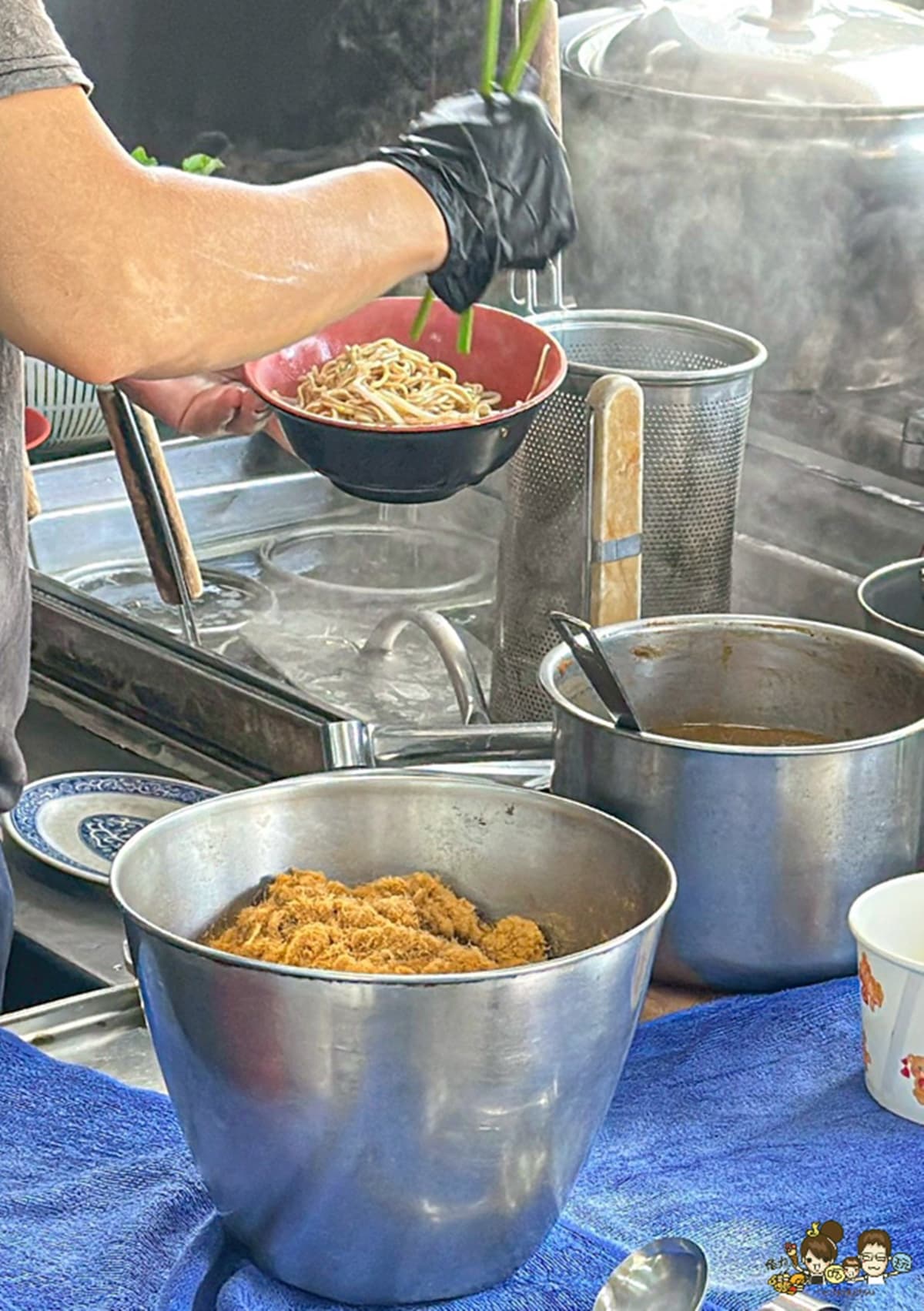 第一次吃到麻醬麵配肉鬆！高雄果貿50年老店這一味超特別，老饕加推靈魂炒飯