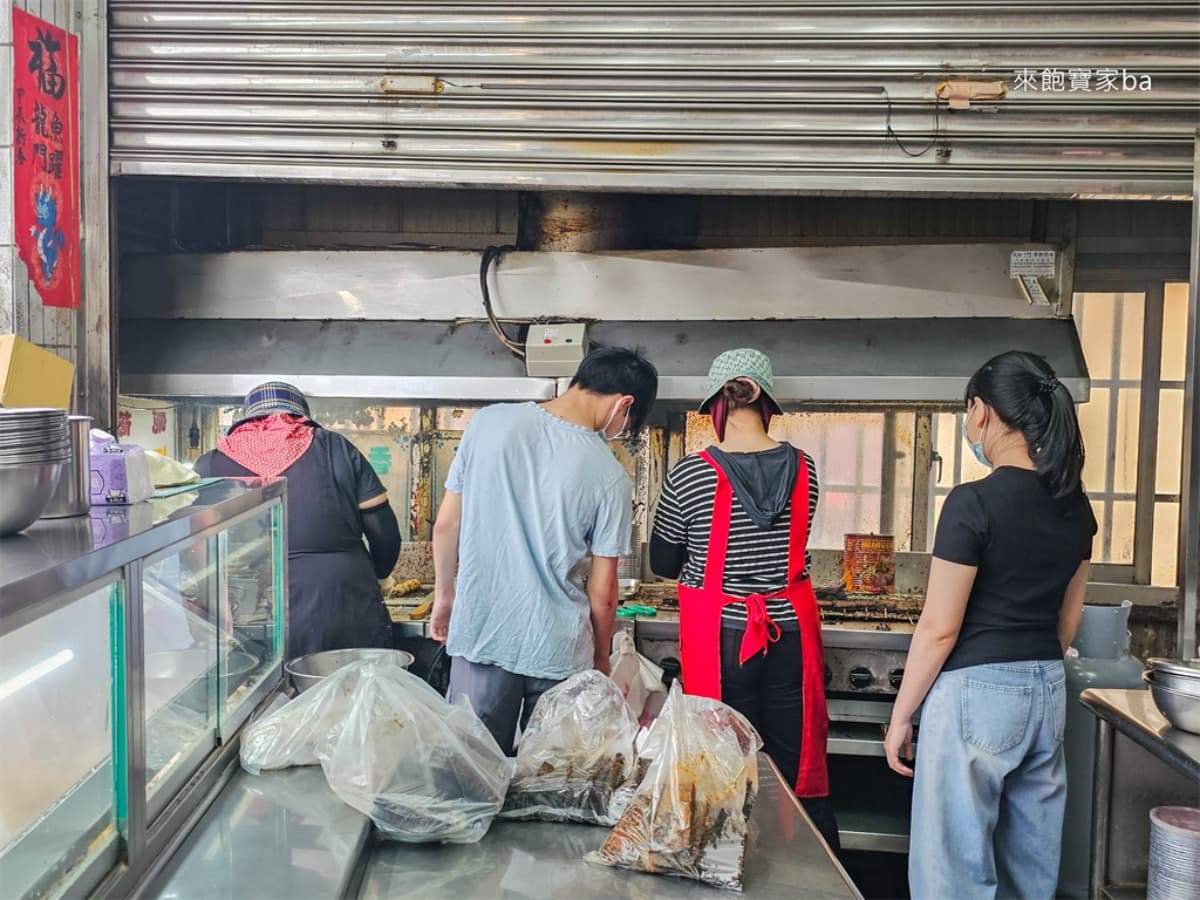 阿姨烤功猛猛的！台中海線最強「烤米血」週休４天照樣排爆，沒預約等１小時