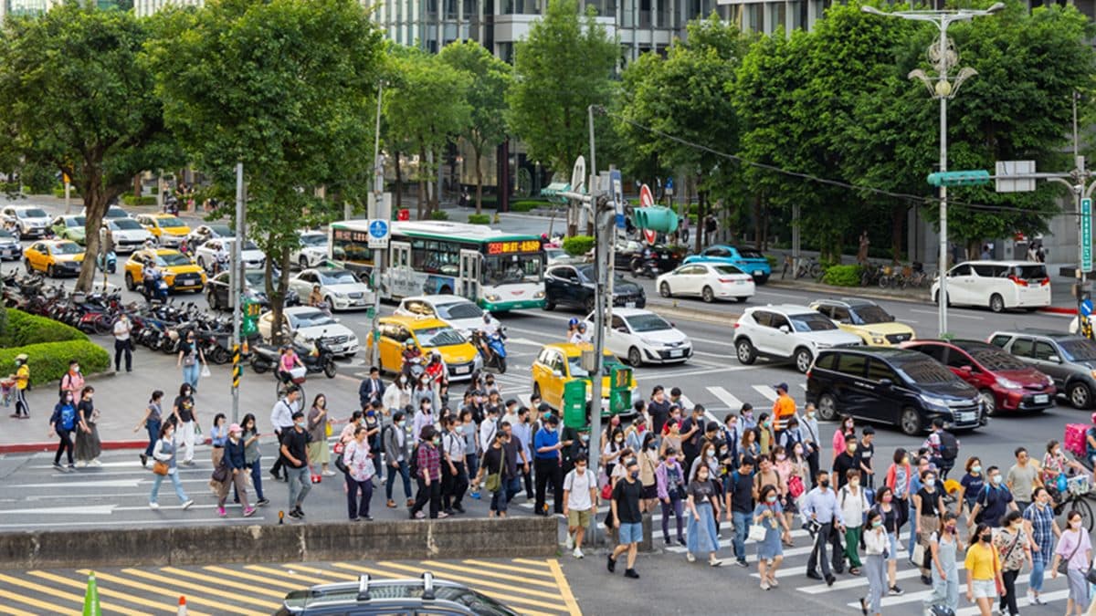 行人闖紅燈要讓嗎？警察揭「行人、車輛取締標準」，做錯開罰6000元