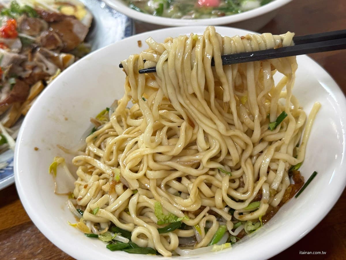 免費加麵、加湯吃到飽！30年老字號「巨無霸大碗公麵」只要60元，在地人排爆