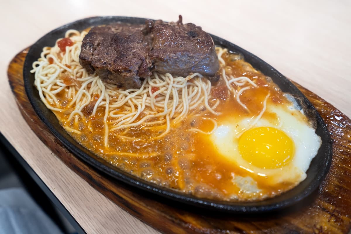 夜市牛排進階吃法爆紅！「這１物」淋上鐵板秒變白醬，老饕喊：終於有人懂
