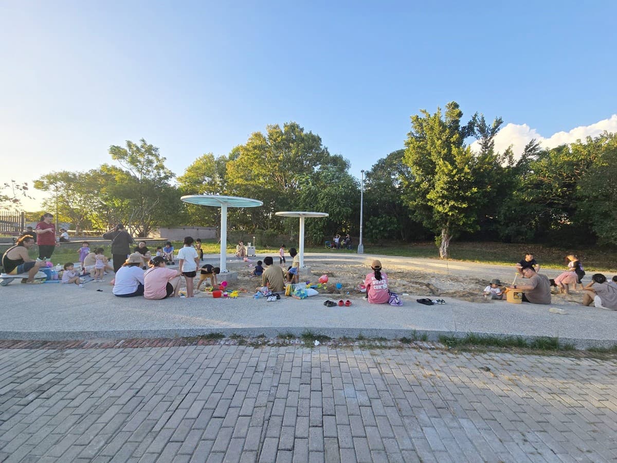 台北免費玩水景點！「內湖運動公園」戲水區開放，觀景平台還能躺著看飛機