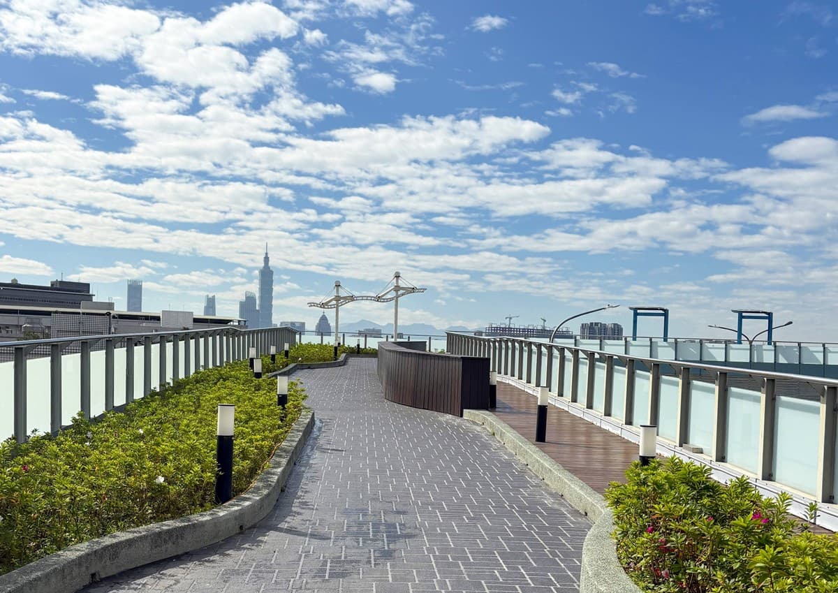 台北免費玩水景點！「內湖運動公園」戲水區開放，觀景平台還能躺著看飛機