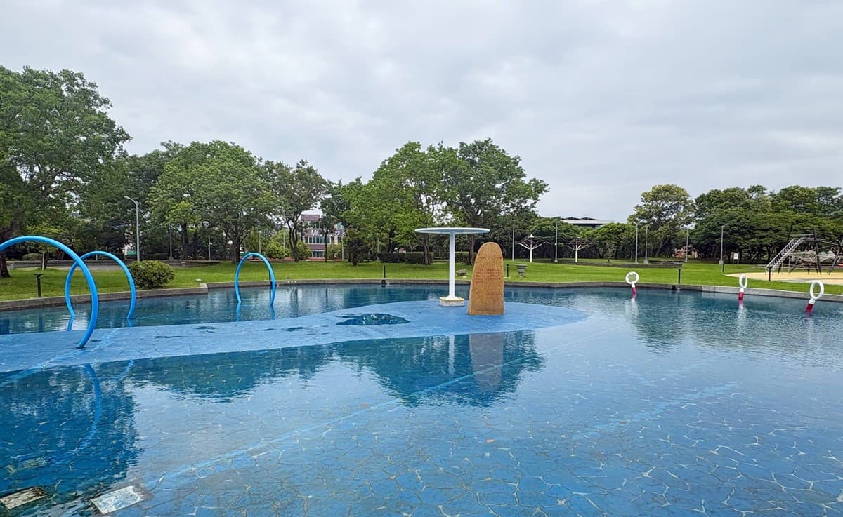 台北免費玩水景點！「內湖運動公園」戲水區開放，觀景平台還能躺著看飛機