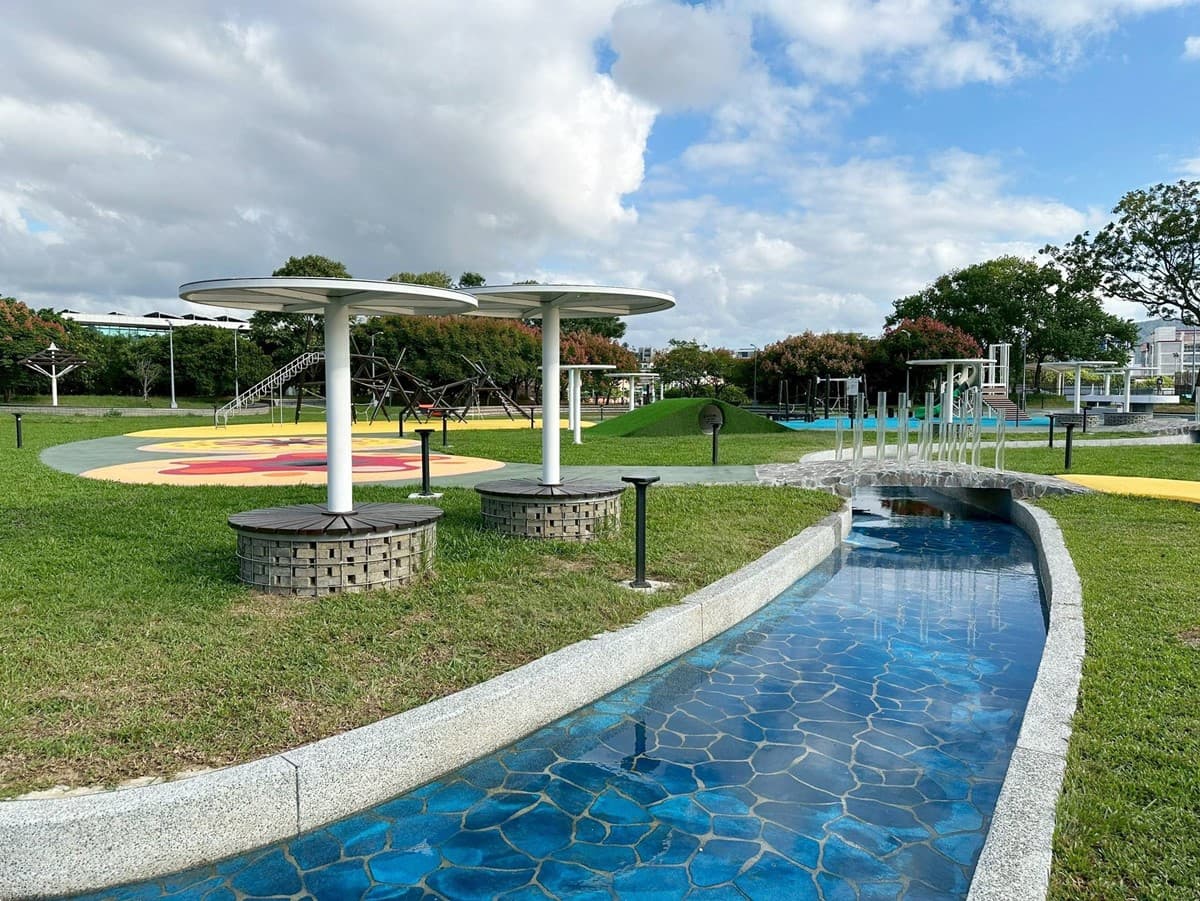台北免費玩水景點！「內湖運動公園」戲水區開放，觀景平台還能躺著看飛機