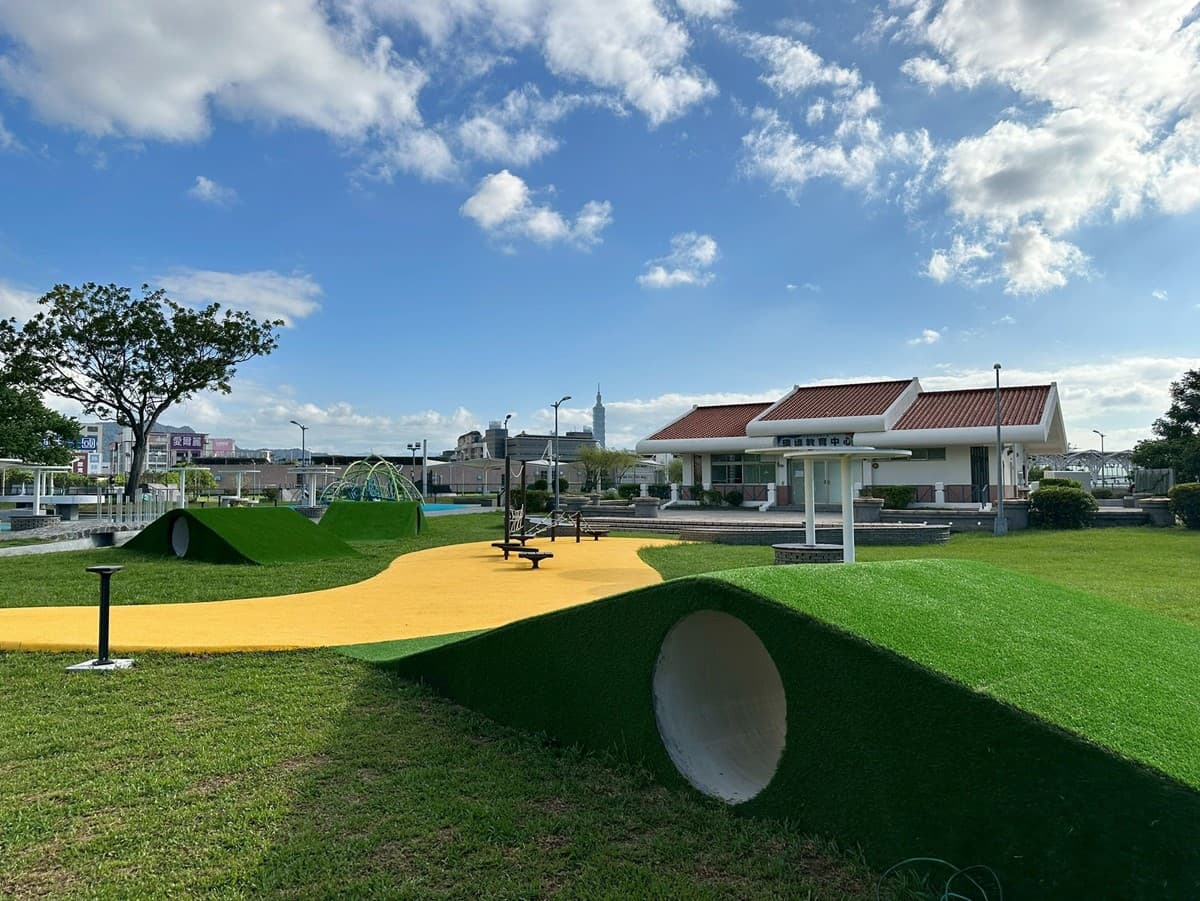台北免費玩水景點！「內湖運動公園」戲水區開放，觀景平台還能躺著看飛機