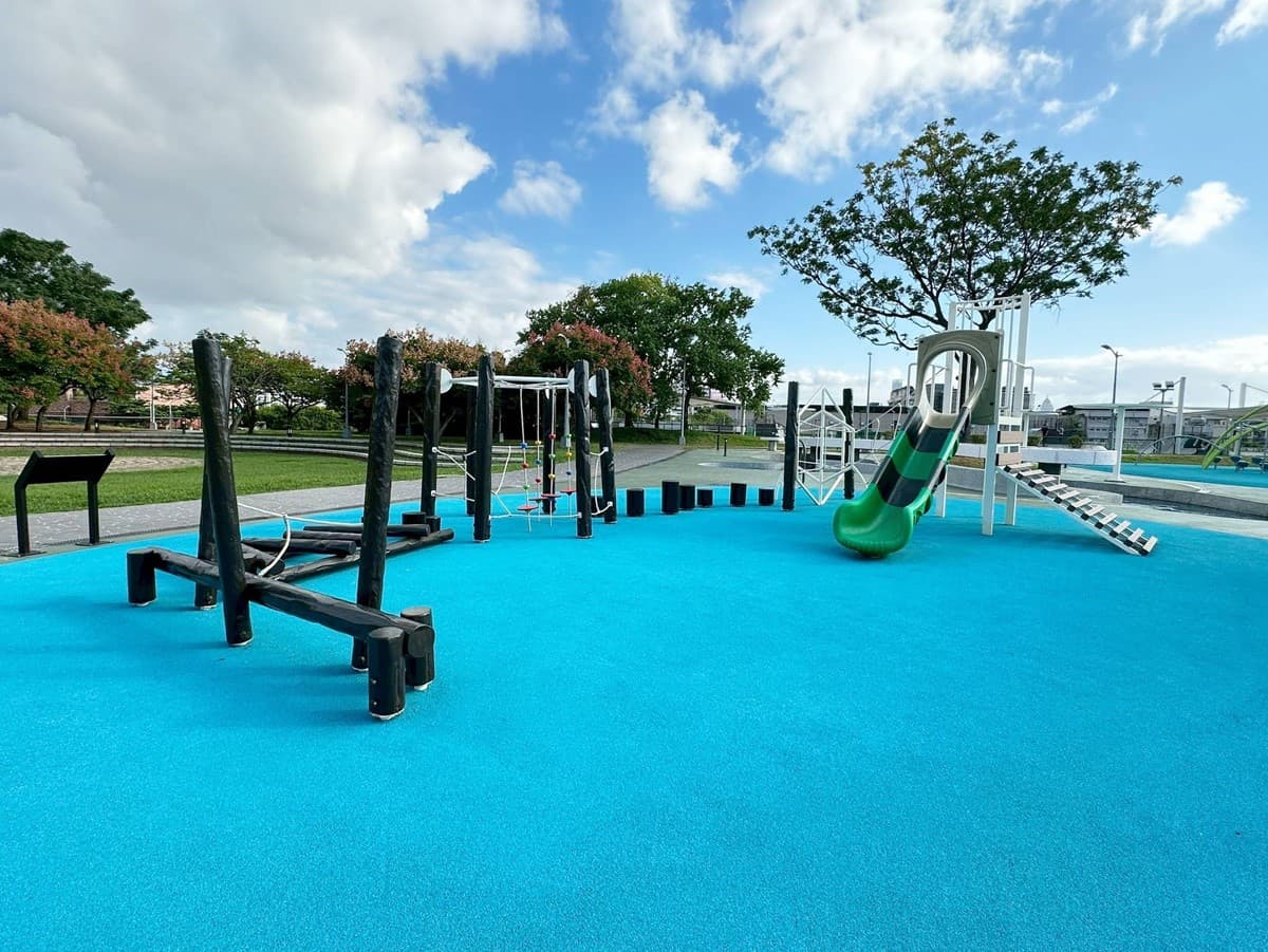 台北免費玩水景點！「內湖運動公園」戲水區開放，觀景平台還能躺著看飛機