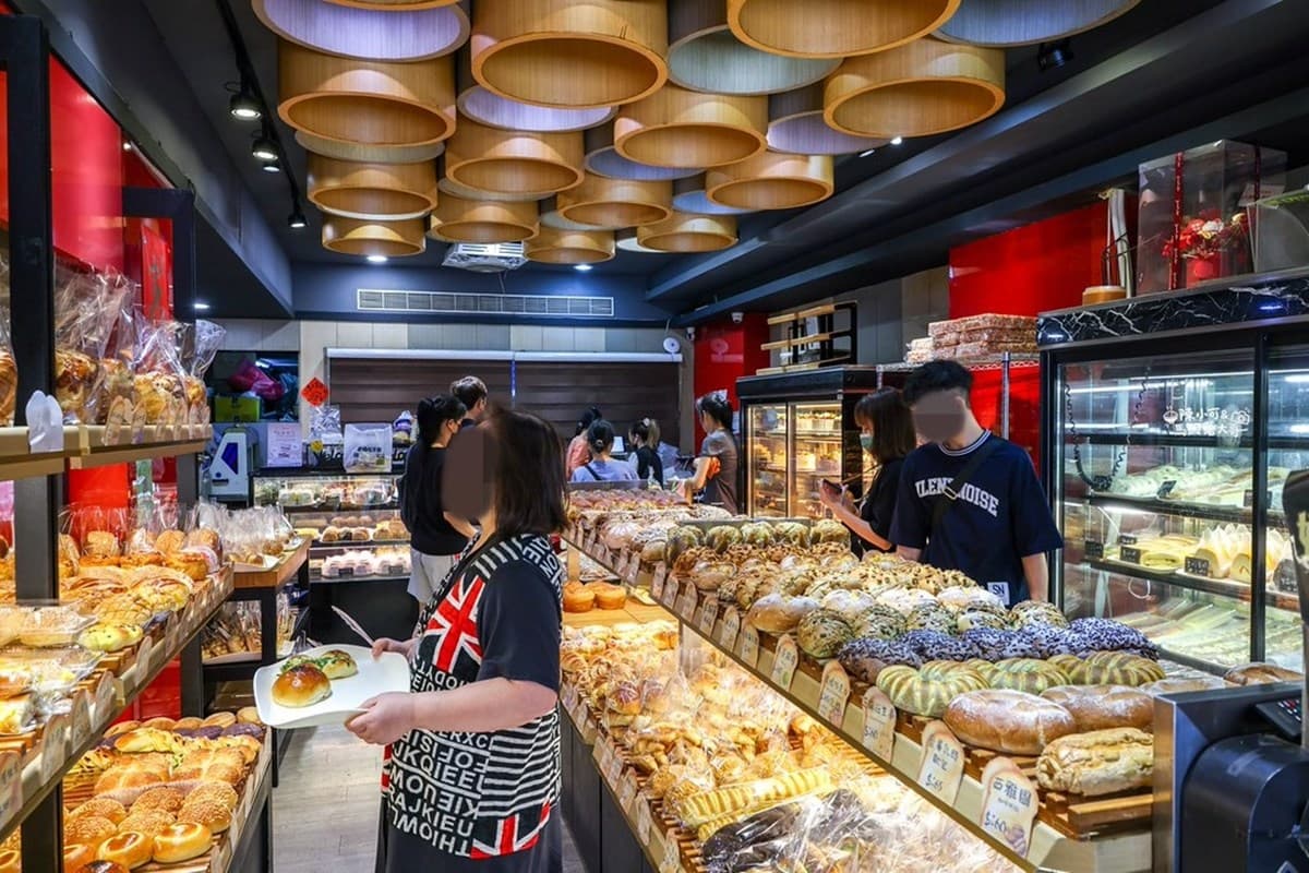 在地人排隊瘋搶!「60年老麵包店」藏巨無霸芋頭泡芙、香菜皮蛋,最低35元起 在地人排隊瘋搶!「60年老麵包店」藏巨無霸芋頭泡芙、香菜皮蛋,最低35元起