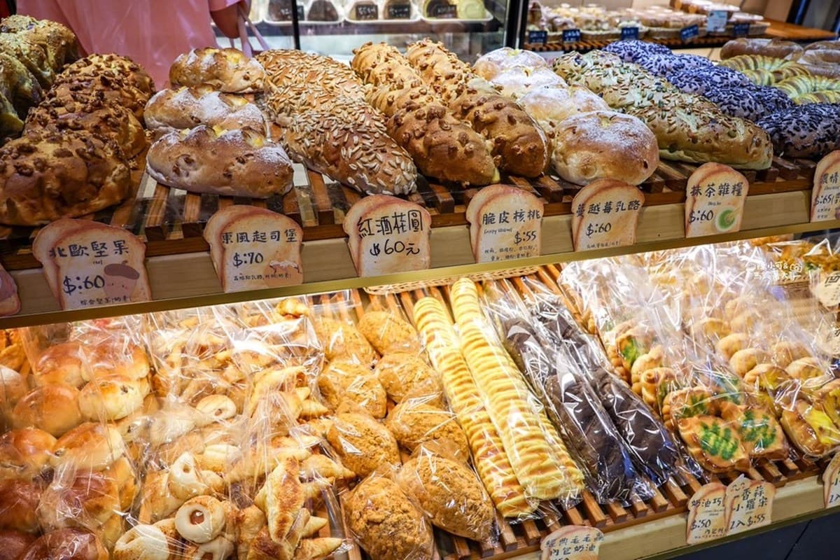在地人排隊瘋搶!「60年老麵包店」藏巨無霸芋頭泡芙、香菜皮蛋,最低35元起 在地人排隊瘋搶!「60年老麵包店」藏巨無霸芋頭泡芙、香菜皮蛋,最低35元起