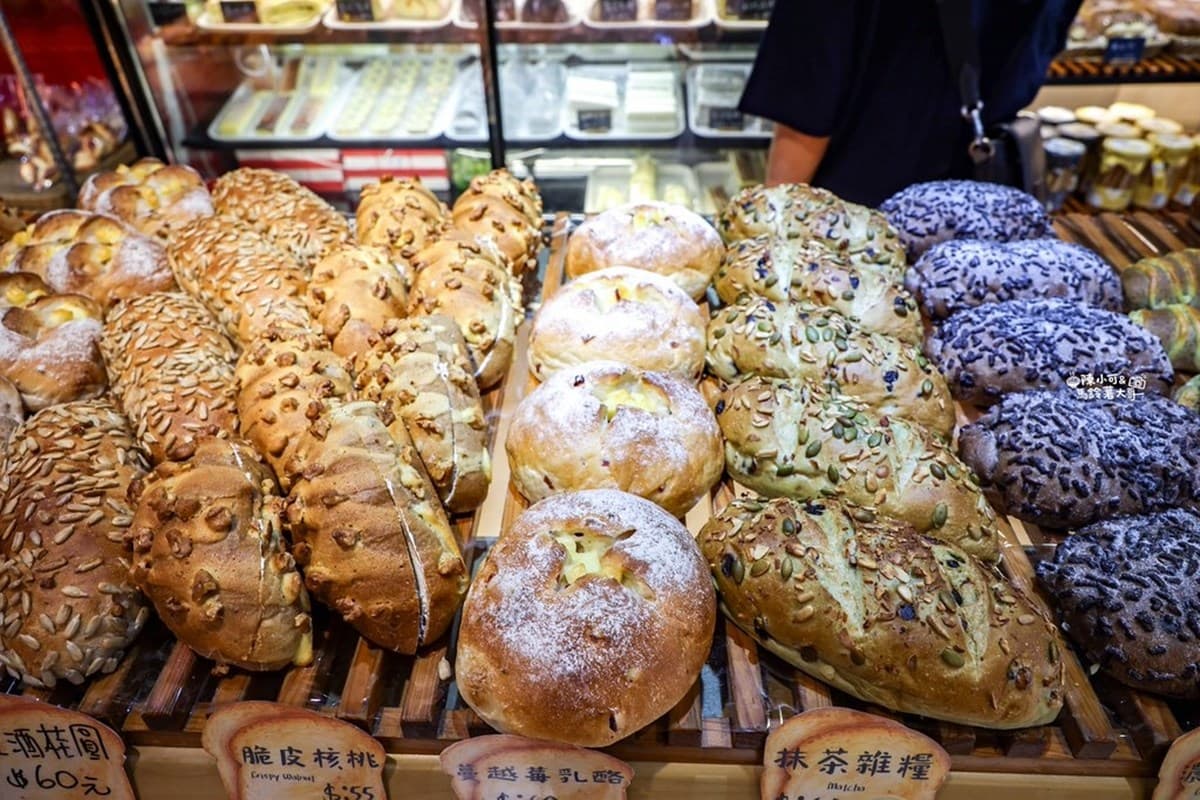 在地人排隊瘋搶!「60年老麵包店」藏巨無霸芋頭泡芙、香菜皮蛋,最低35元起 在地人排隊瘋搶!「60年老麵包店」藏巨無霸芋頭泡芙、香菜皮蛋,最低35元起