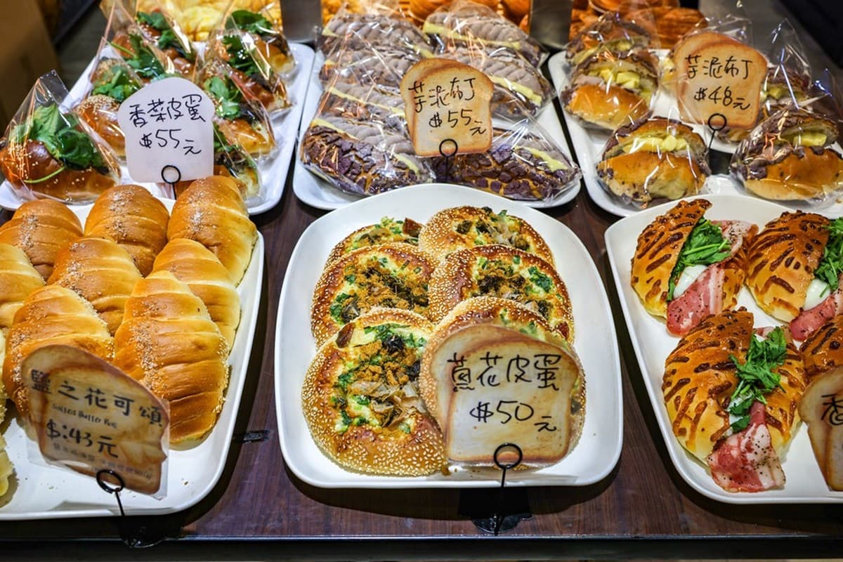 在地人排隊瘋搶!「60年老麵包店」藏巨無霸芋頭泡芙、香菜皮蛋,最低35元起 在地人排隊瘋搶!「60年老麵包店」藏巨無霸芋頭泡芙、香菜皮蛋,最低35元起