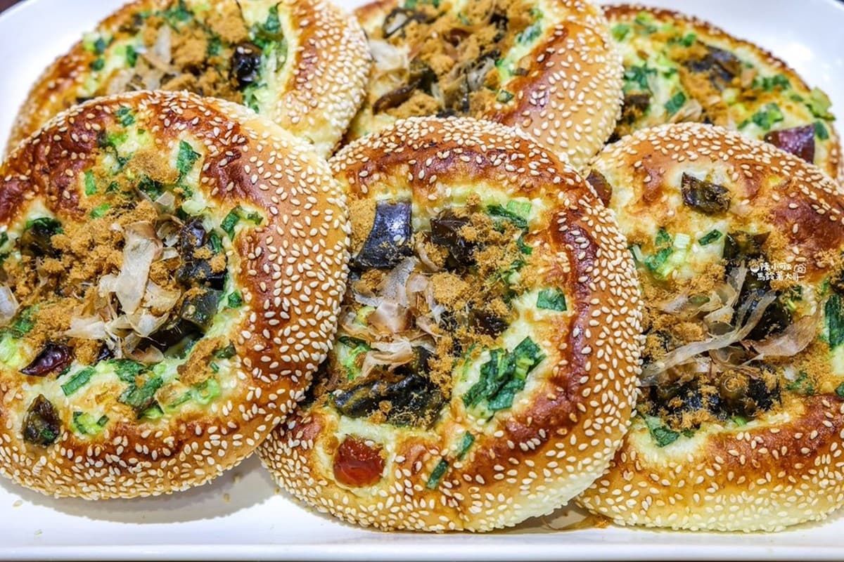 在地人排隊瘋搶!「60年老麵包店」藏巨無霸芋頭泡芙、香菜皮蛋,最低35元起 在地人排隊瘋搶!「60年老麵包店」藏巨無霸芋頭泡芙、香菜皮蛋,最低35元起