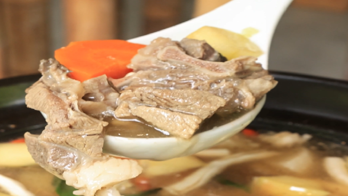 蔬果清燉羊肉湯清爽不燥，夏季喝很適合。（圖片來源：九羊廚）
