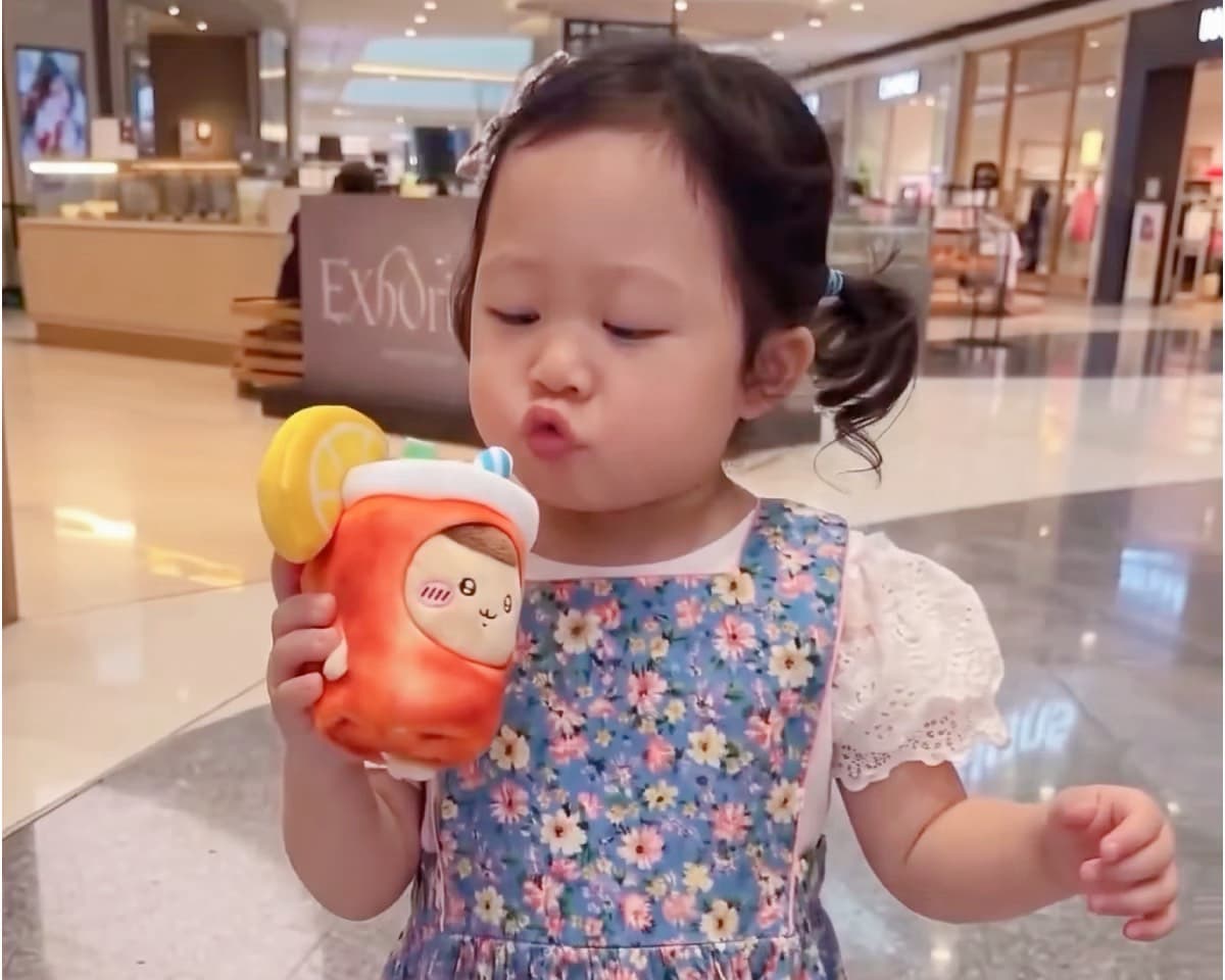 湘荷妹妹玩瘋了!萌系視角把香港變成大型遊樂園 湘荷妹妹玩瘋了!萌系視角把香港變成大型遊樂園