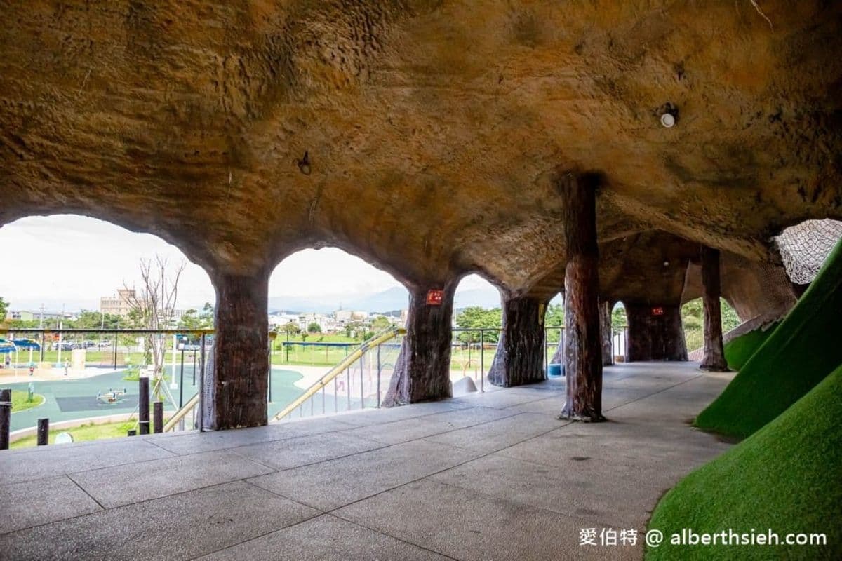 全台唯一「火炎山主題」兒童公園！７道彩虹溜滑梯玩到瘋，夏日戲水區開放