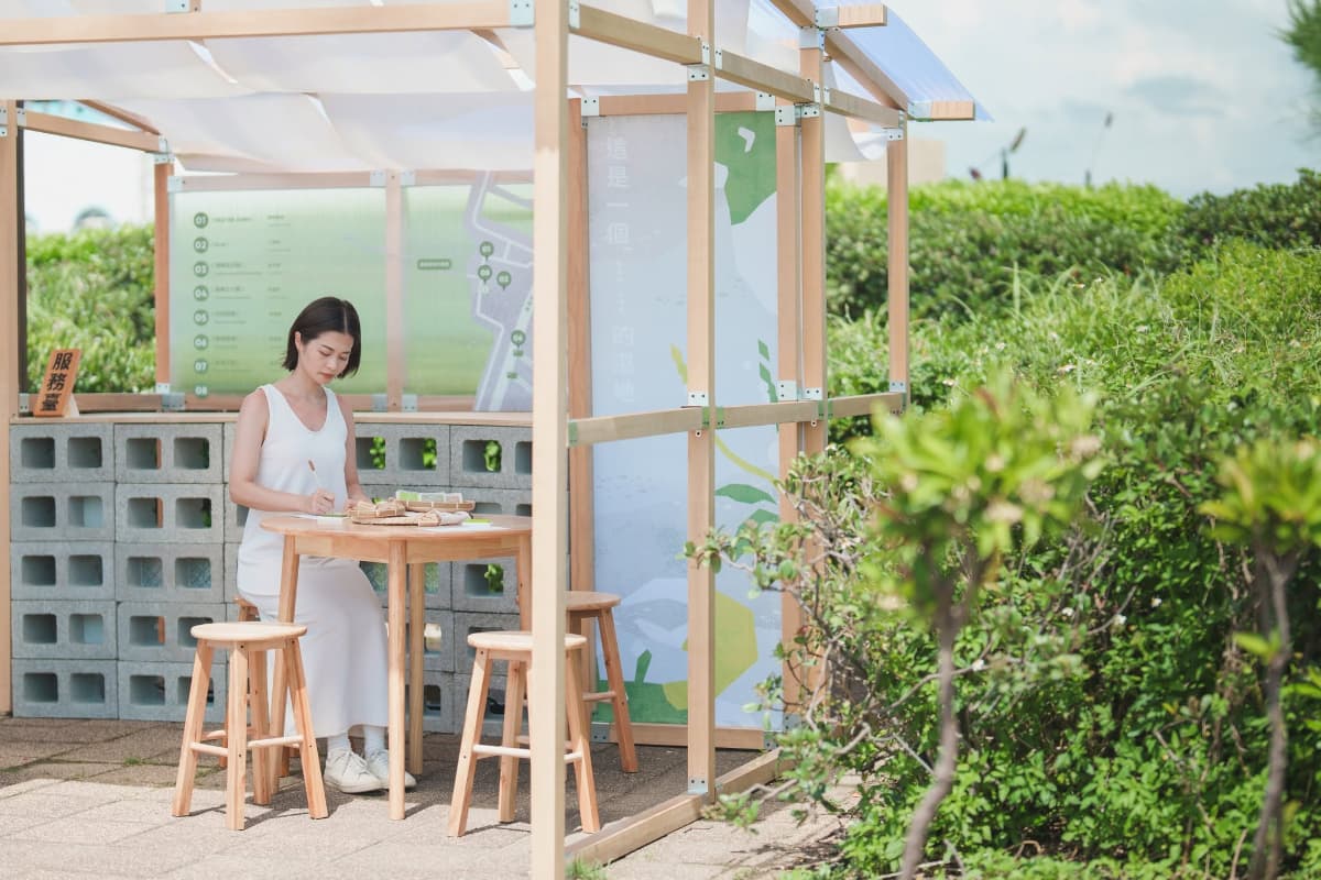 日本「藍帽小狗」現身高美濕地！８組藝術家作品免費拍，集點換超Ｑ海灘袋