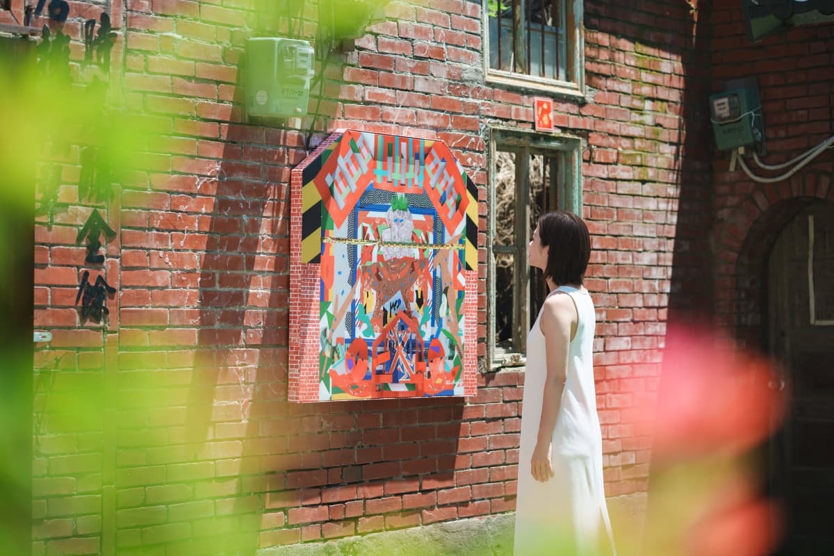 日本「藍帽小狗」現身高美濕地！８組藝術家作品免費拍，集點換超Ｑ海灘袋