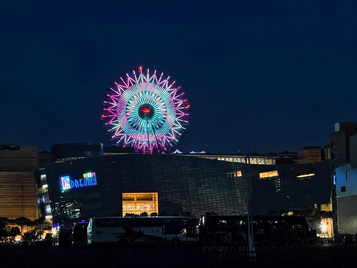 高雄夜景升級！夢時代摩天輪全新燈光秀登場、壽星免費搭，子瑜這天開唱