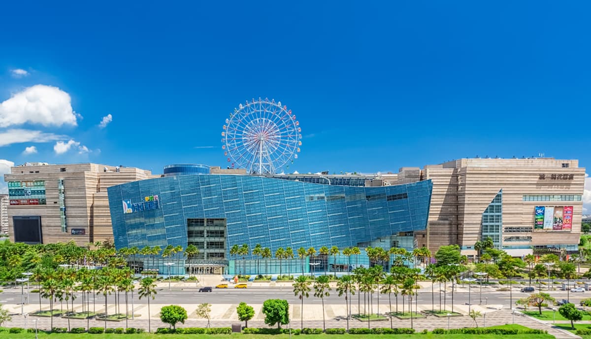 高雄夜景升級！夢時代摩天輪全新燈光秀登場、壽星免費搭，子瑜這天開唱