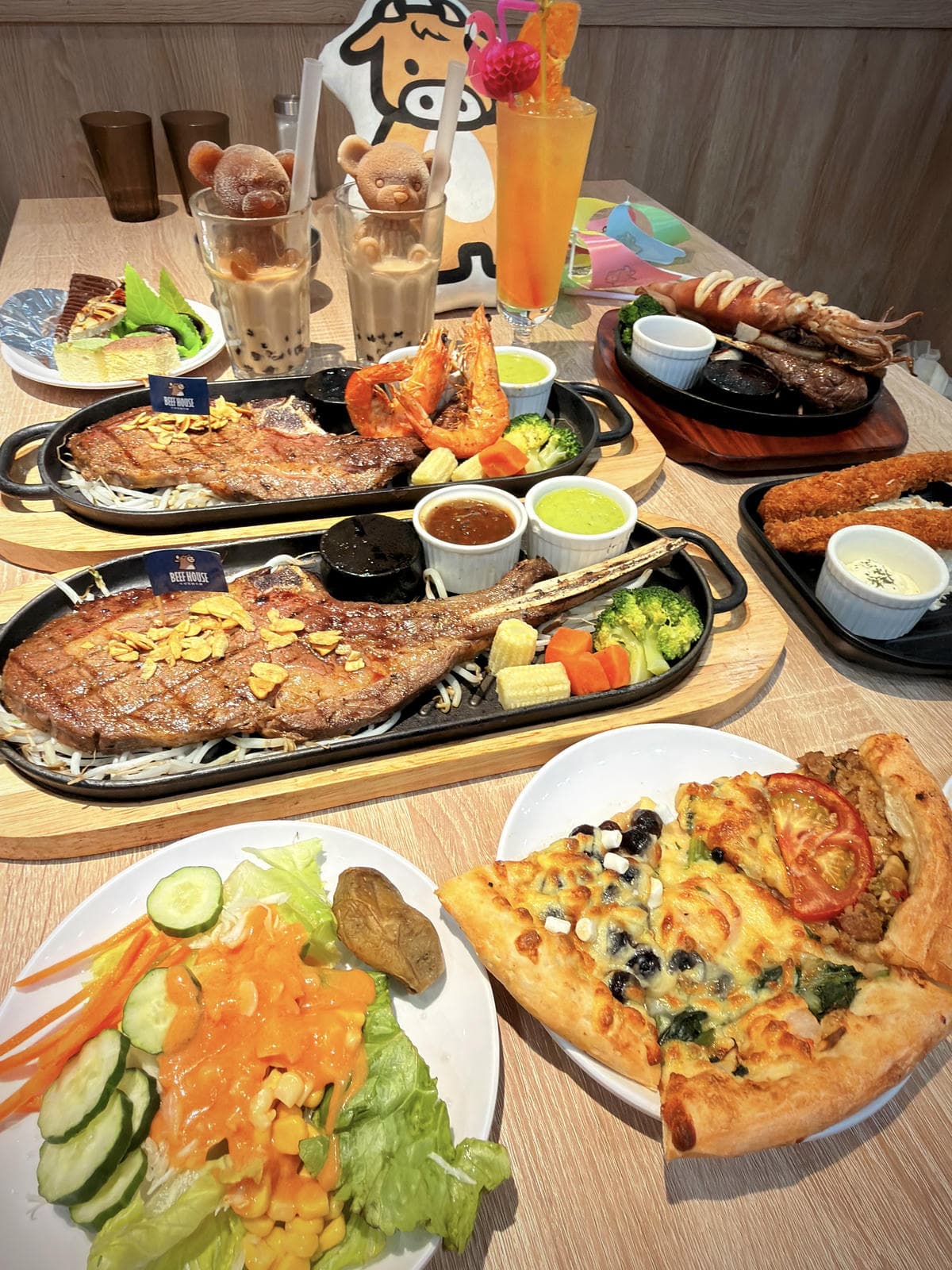 這群人免費吃自助吧！持0050送99元燒肉，389元爽嗑排餐、開心果披薩