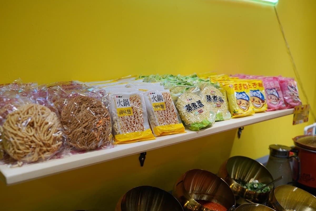 最低190元起！高CP值「平價鍋物」自助吧滷肉飯、古早味零食、鍋燒麵暢吃