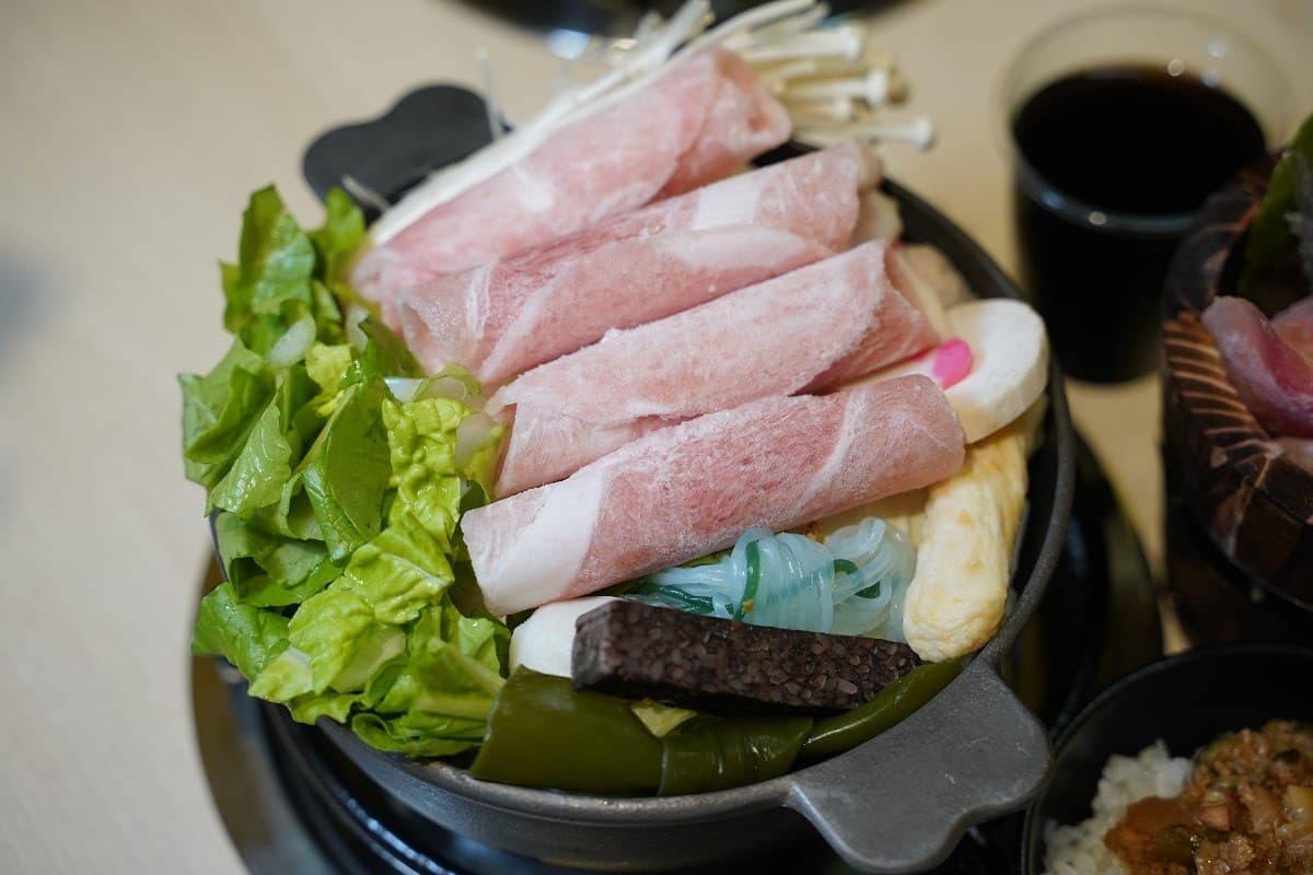 最低190元起！高CP值「平價鍋物」自助吧滷肉飯、古早味零食、鍋燒麵暢吃