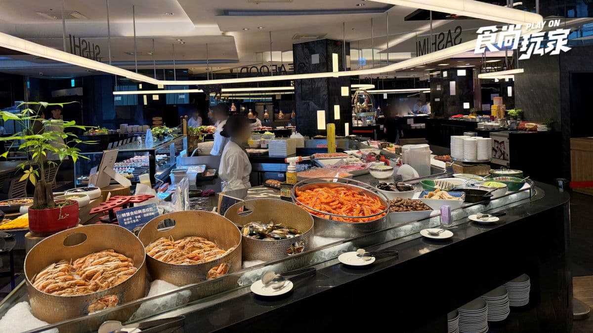 餐檯集結生猛海鮮、各國料理、現做點心，提供超過百道美味餐點可選擇。