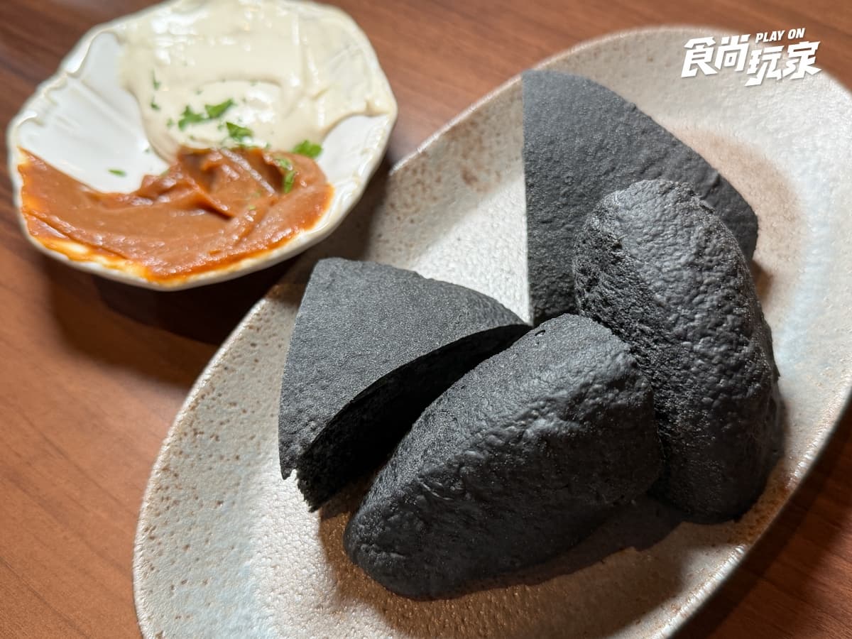 台北約會餐廳＋1！AURA Bar & Grill主打炭火直烤，菲力牛排、胭脂蝦必吃