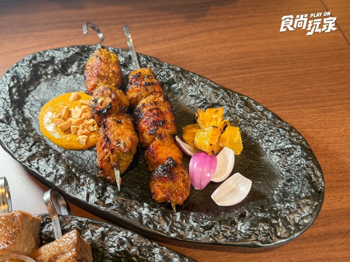 台北約會餐廳＋1！AURA Bar & Grill主打炭火直烤，菲力牛排、胭脂蝦必吃