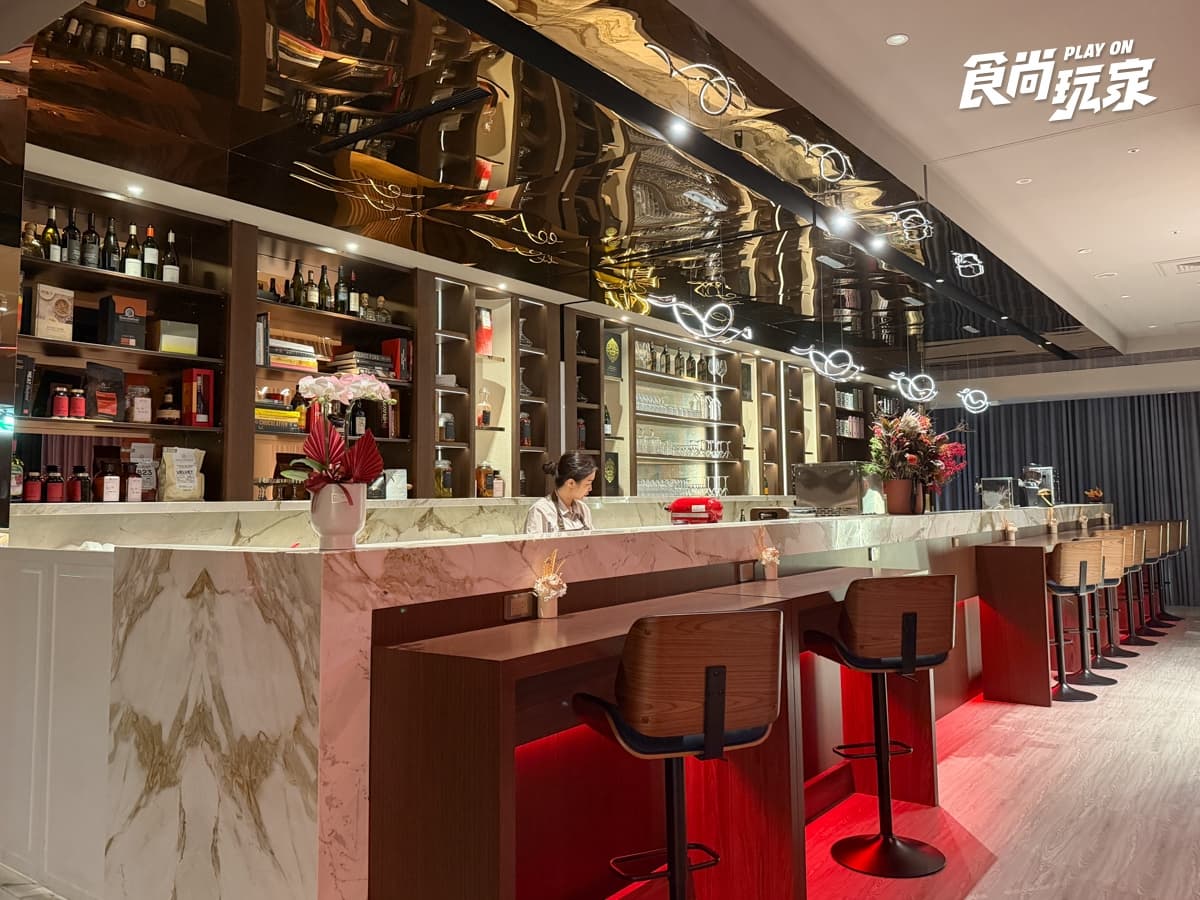 台北約會餐廳＋1！AURA Bar & Grill主打炭火直烤，菲力牛排、胭脂蝦必吃