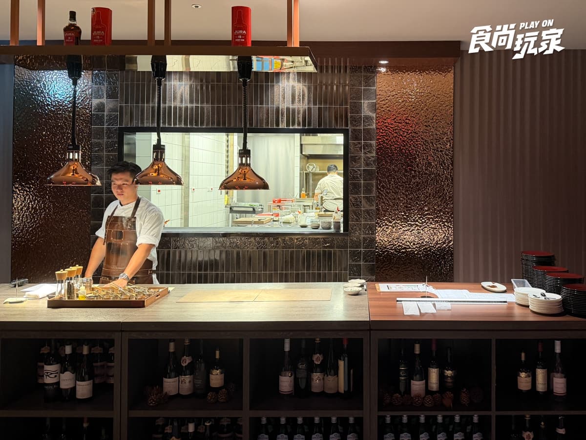台北約會餐廳＋1！AURA Bar & Grill主打炭火直烤，菲力牛排、胭脂蝦必吃
