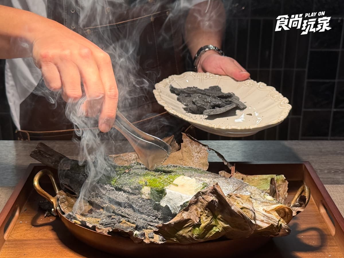台北約會餐廳＋1！AURA Bar & Grill主打炭火直烤，菲力牛排、胭脂蝦必吃