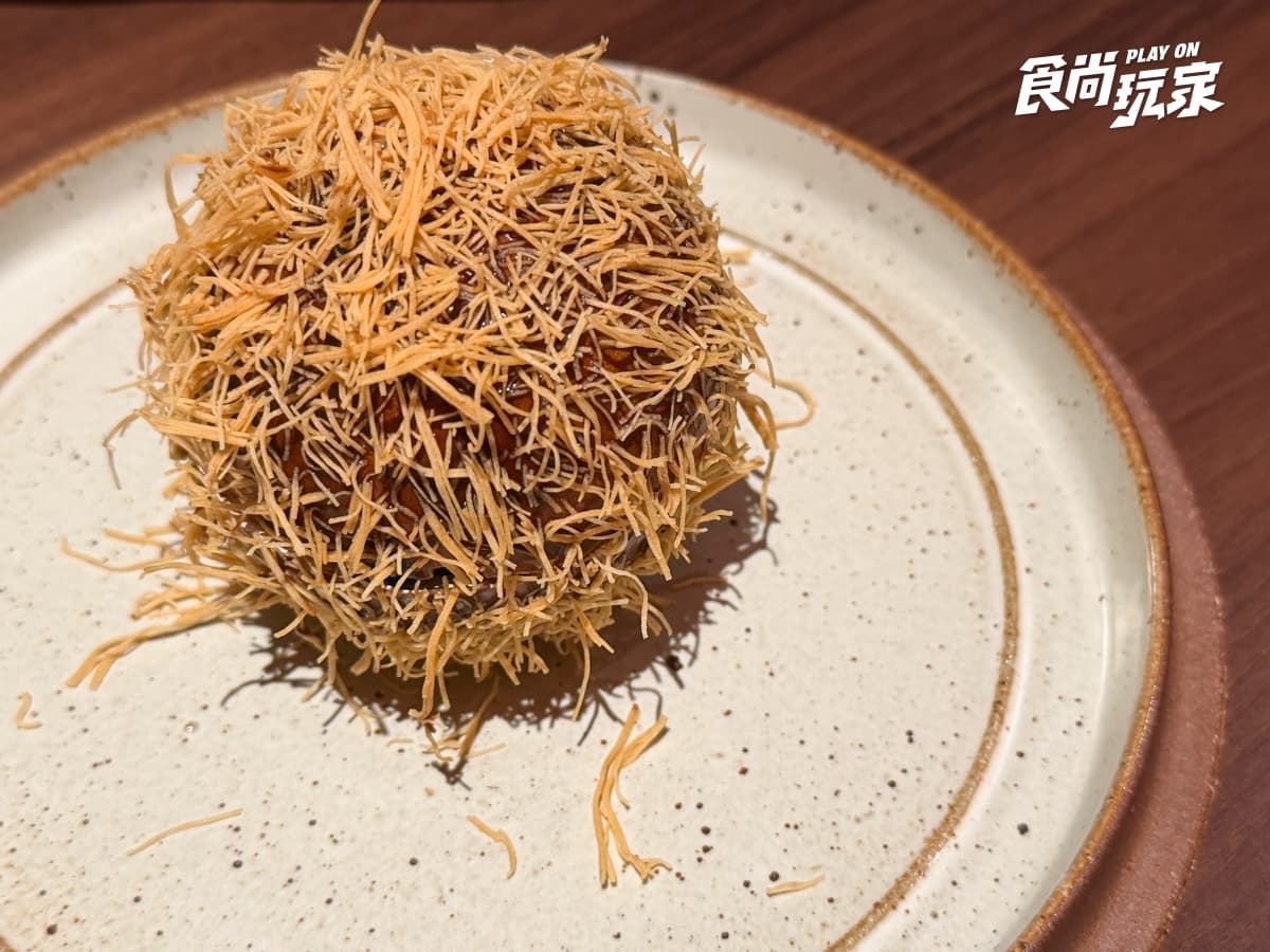 台北約會餐廳＋1！AURA Bar & Grill主打炭火直烤，菲力牛排、胭脂蝦必吃