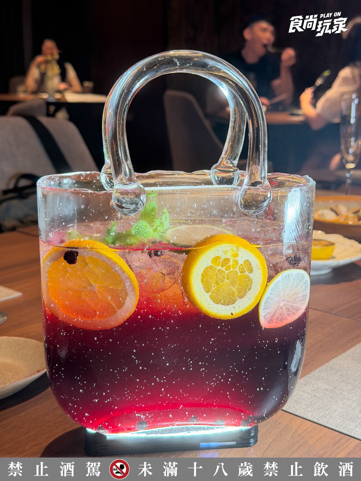 台北約會餐廳＋1！AURA Bar & Grill主打炭火直烤，菲力牛排、胭脂蝦必吃