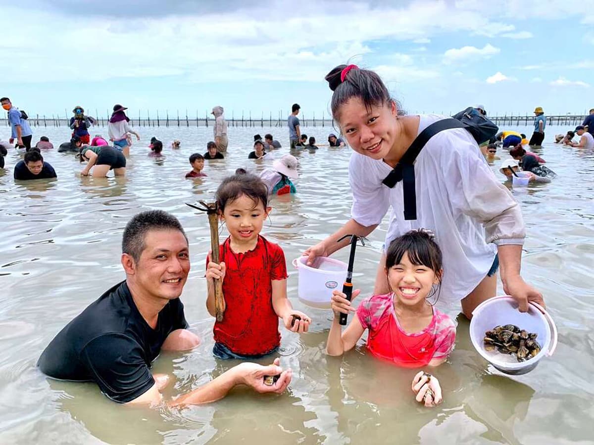 台南暑假新玩法！50元挖文蛤、七股鹽山吃海產，搭船免費烤鮮蚵吃到飽